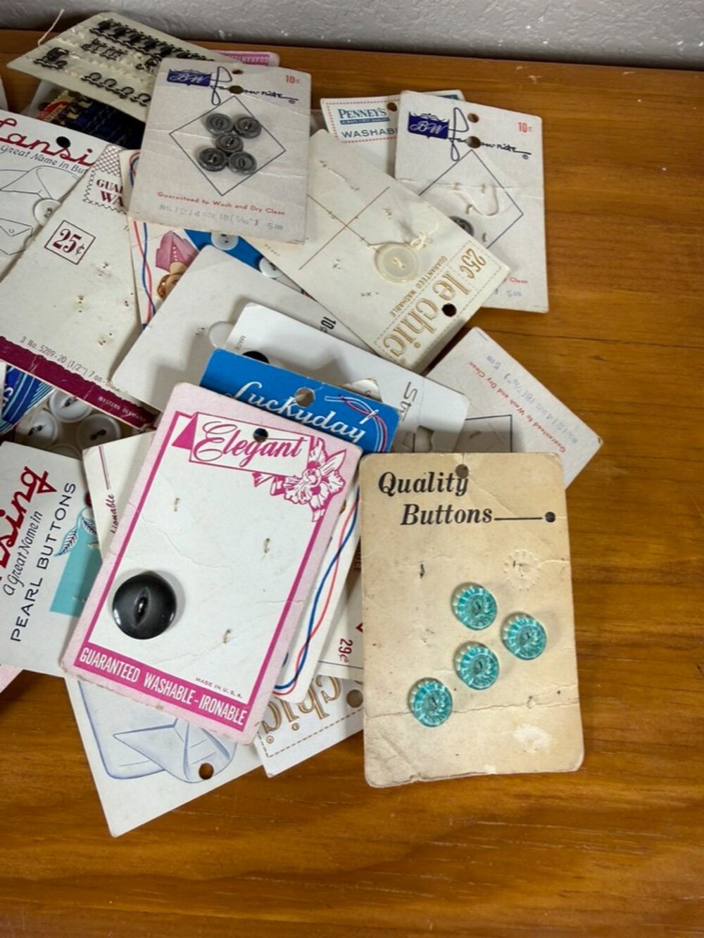 Vintage New Buttons - Picture 4 of 7